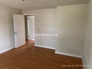 17 Yale St in Bangor, ME - Foto de edificio - Building Photo