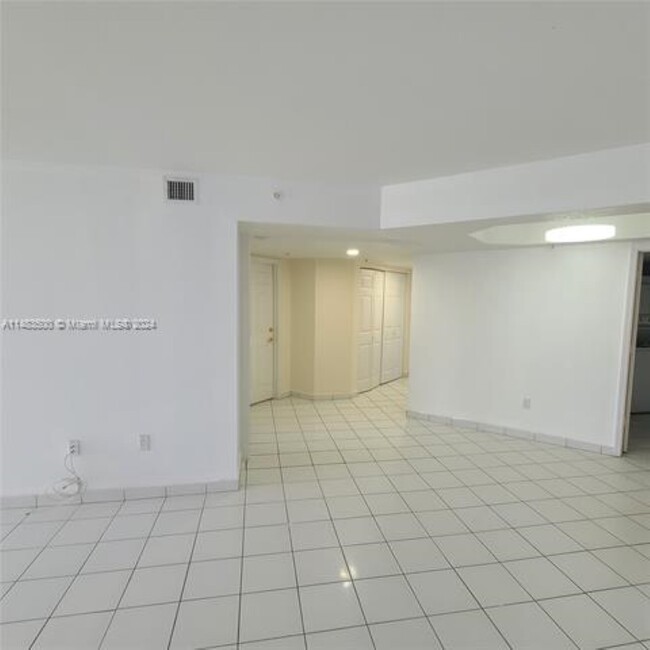 17275 Collins Ave, Unit 801 in Sunny Isles Beach, FL - Foto de edificio - Building Photo