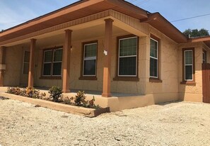 211 Latch Dr in San Antonio, TX - Building Photo