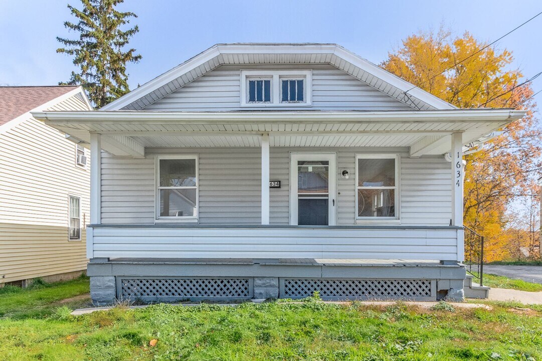 1634 St Elmo Ave NE in Canton, OH - Building Photo