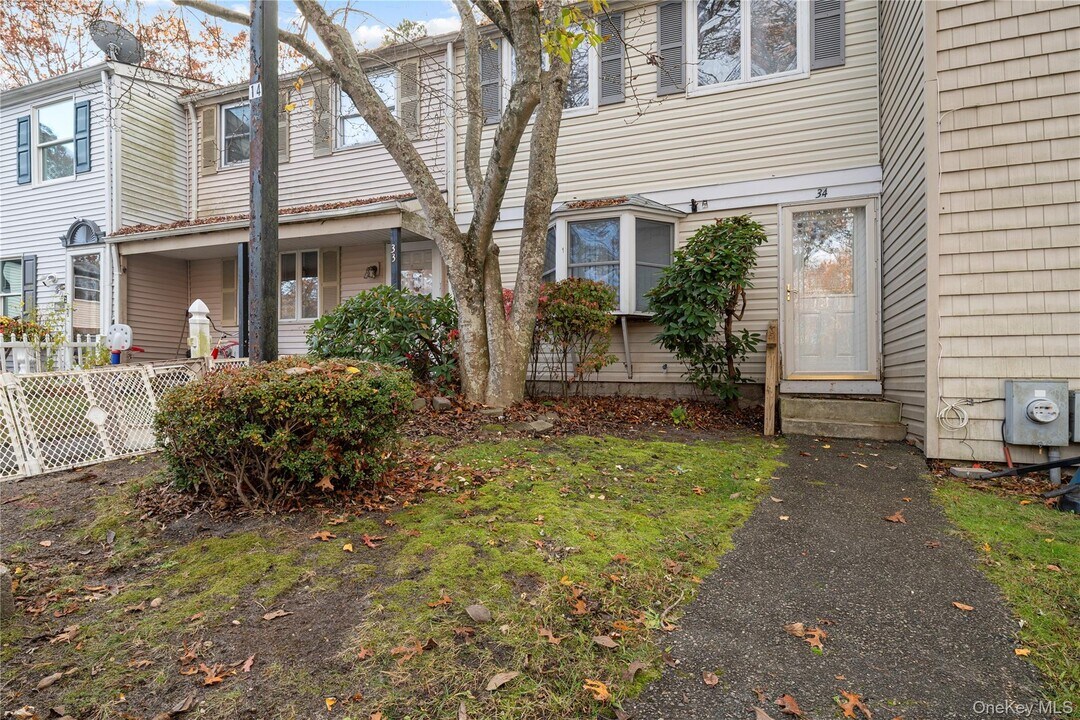 34 Wooded Way in Calverton, NY - Building Photo