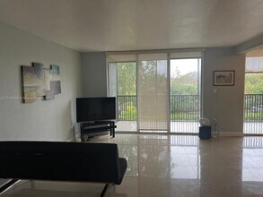 900 NE 195th St in Miami, FL - Building Photo - Building Photo