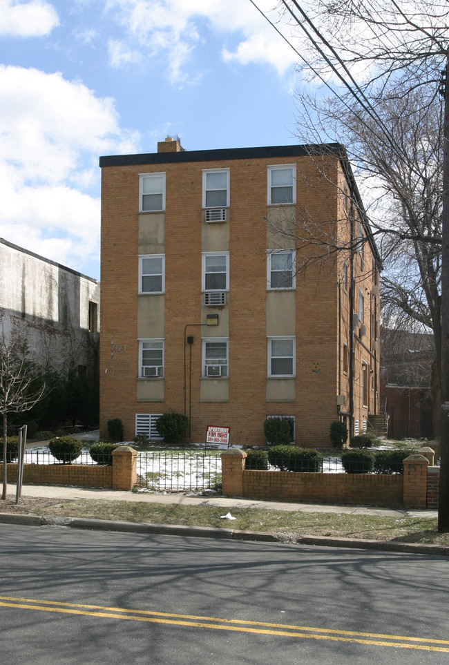 7723 Alaska Ave NW in Washington, DC - Foto de edificio - Building Photo