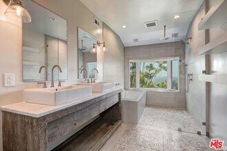 9354 Claircrest Dr in Beverly Hills, CA - Building Photo - Building Photo
