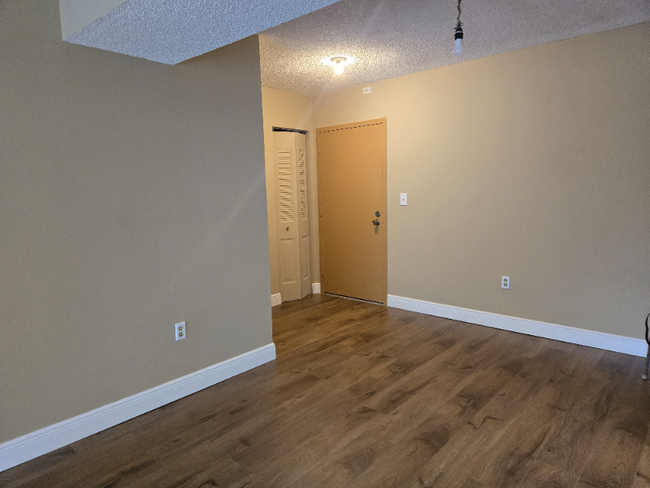property at 4176 Inverrary Dr