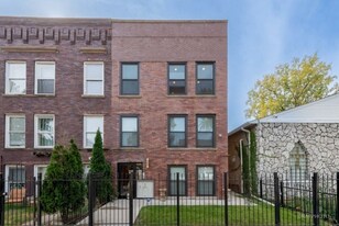 3251 W Carroll Ave, Unit 2 in Chicago, IL - Building Photo