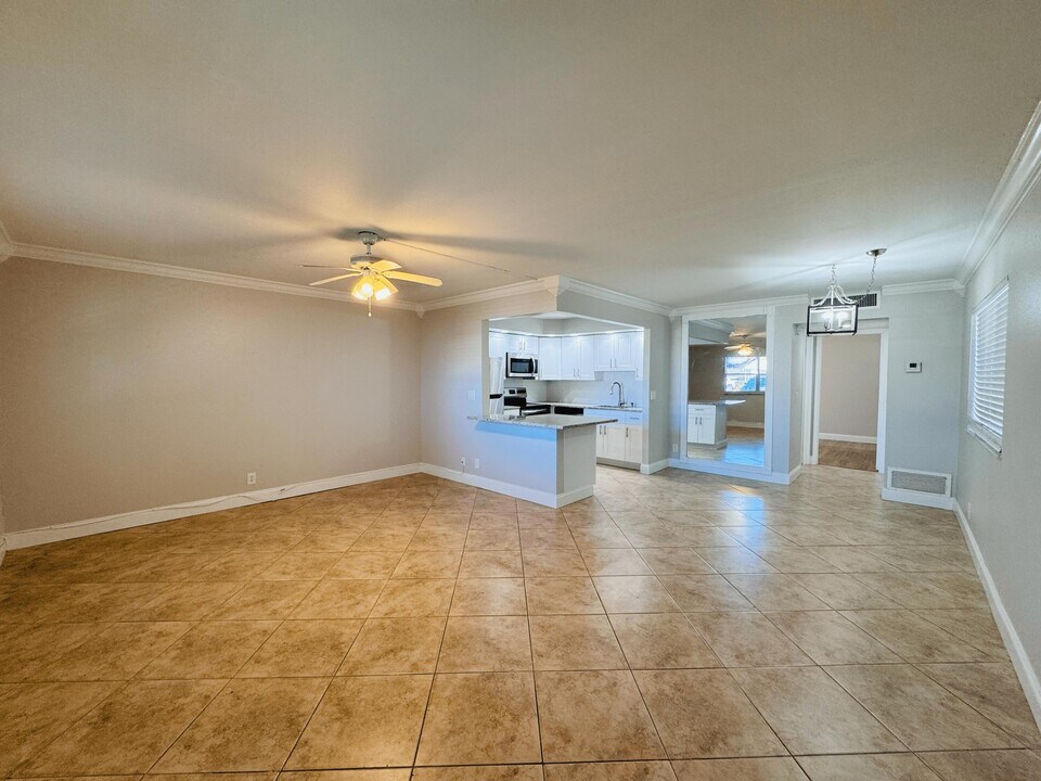 602 Saxony Ln in Delray Beach, FL - Building Photo