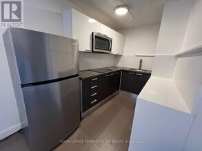 213-213 Queen St E in Toronto, ON - Building Photo - Building Photo
