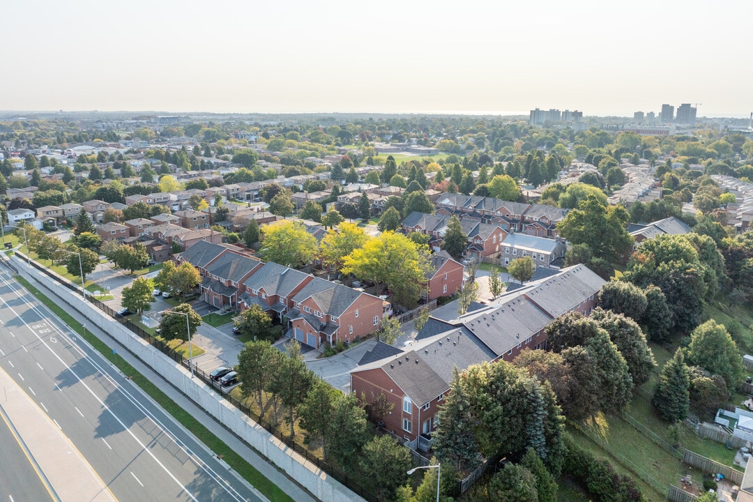 22 Arnold Estate Ln in Ajax, ON - Building Photo