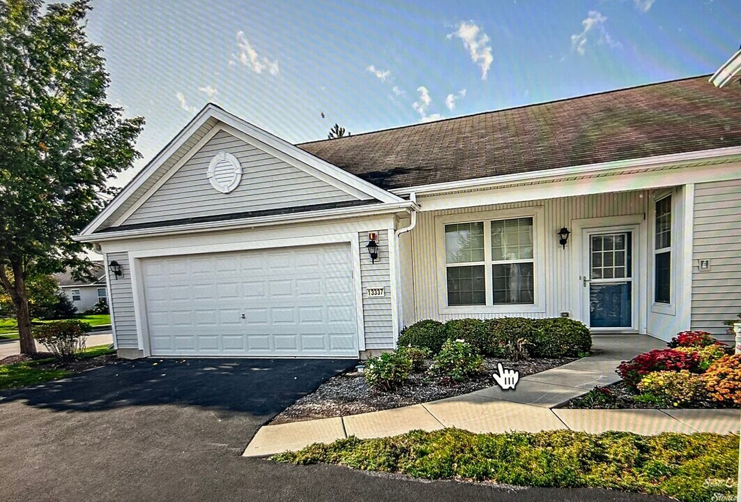 13337 Oakwood Ave in Huntley, IL - Building Photo