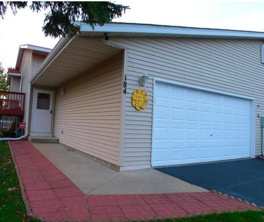 184 Appleblossom Ln in Shakopee, MN - Foto de edificio
