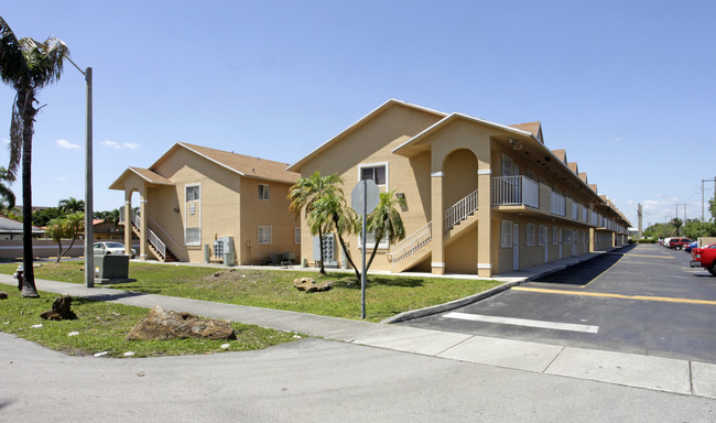 2201-2231 W 64th St in Hialeah, FL - Foto de edificio - Building Photo