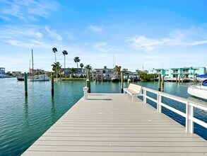 326 129th Ave E in Madeira Beach, FL - Building Photo - Building Photo