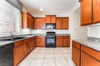 10221 Mayflower Bay Ave in Las Vegas, NV - Foto de edificio - Building Photo