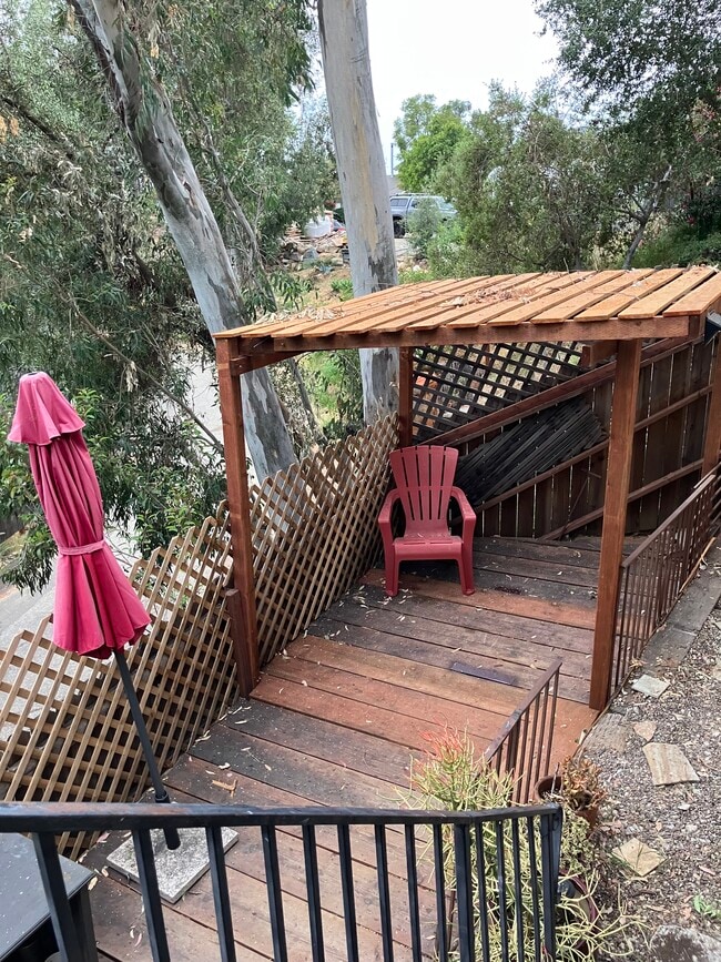 22933 Portage Circle Dr in Topanga, CA - Foto de edificio - Building Photo