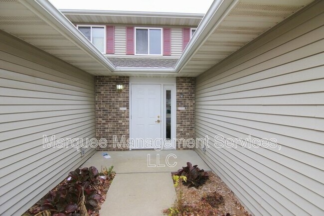 113 W Windsor Ave in Cottage Grove, WI - Building Photo - Building Photo