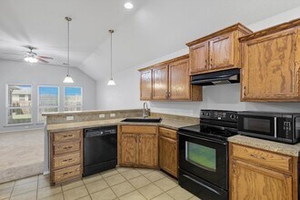 512 Crescent Creek Ln in Fort Worth, TX - Building Photo - Building Photo