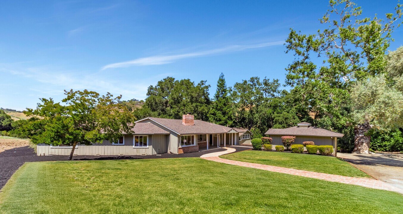 17501 Wagner Rd in Los Gatos, CA - Building Photo