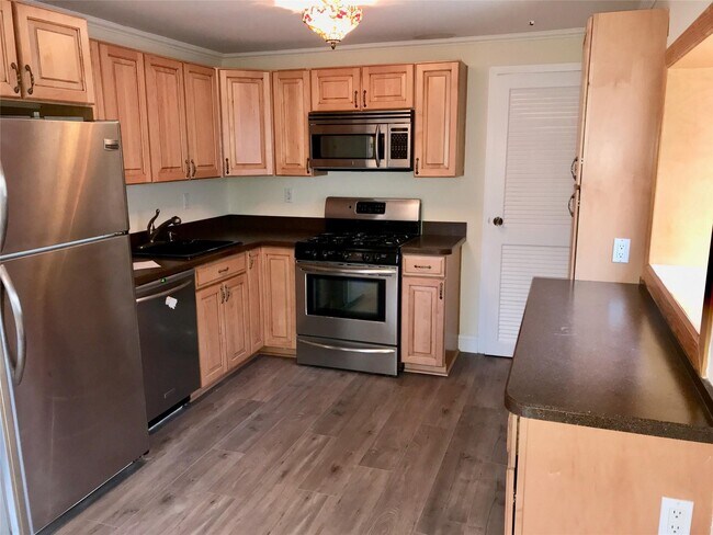 309 Clubhouse Ct in Coram, NY - Building Photo - Building Photo