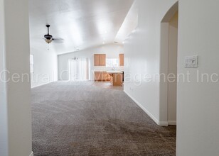 2523 Paradise Point Pl in Bakersfield, CA - Foto de edificio - Building Photo