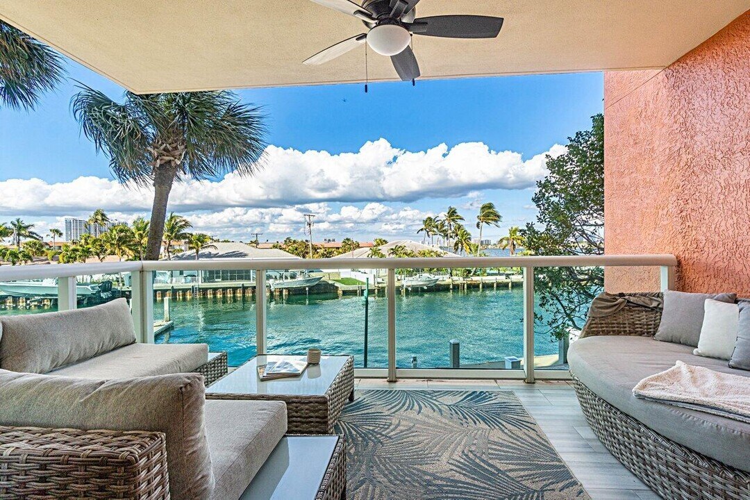 2650 Lake Shore Dr in Riviera Beach, FL - Building Photo