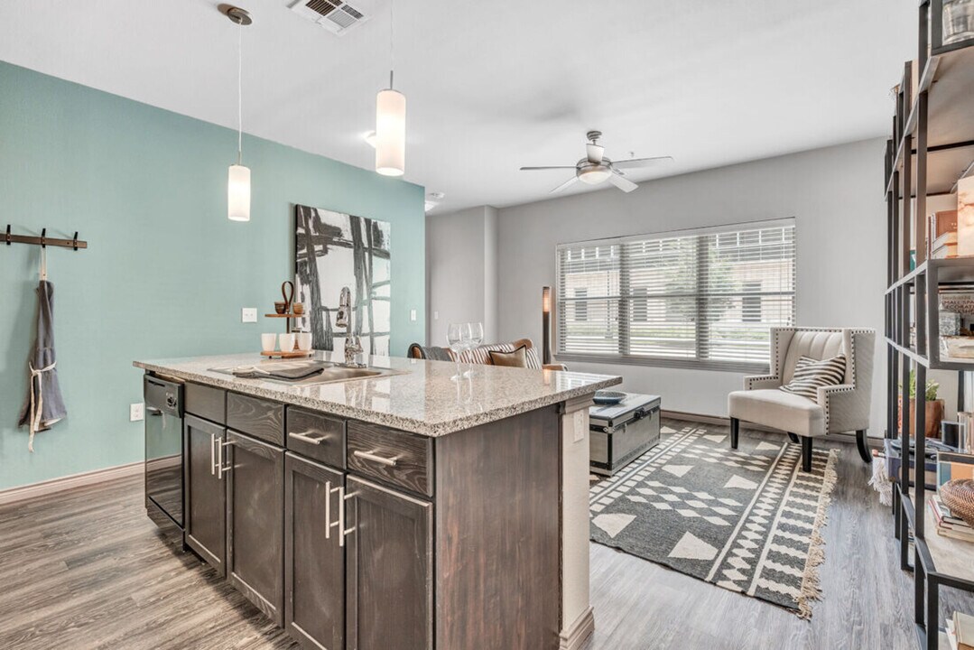 Bottle House on Main in Fort Worth, TX - Foto de edificio