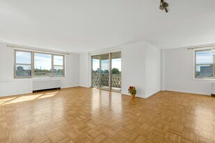 2000 Linwood Ave in Fort Lee, NJ - Building Photo