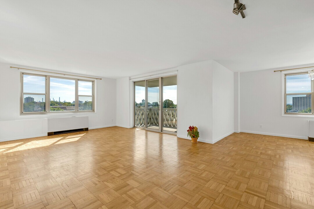 2000 Linwood Ave in Fort Lee, NJ - Building Photo