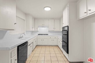 15540 Moorpark St in Los Angeles, CA - Foto de edificio - Building Photo