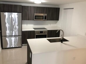 488 NE 18th St, Unit 2510 in Miami, FL - Building Photo - Building Photo