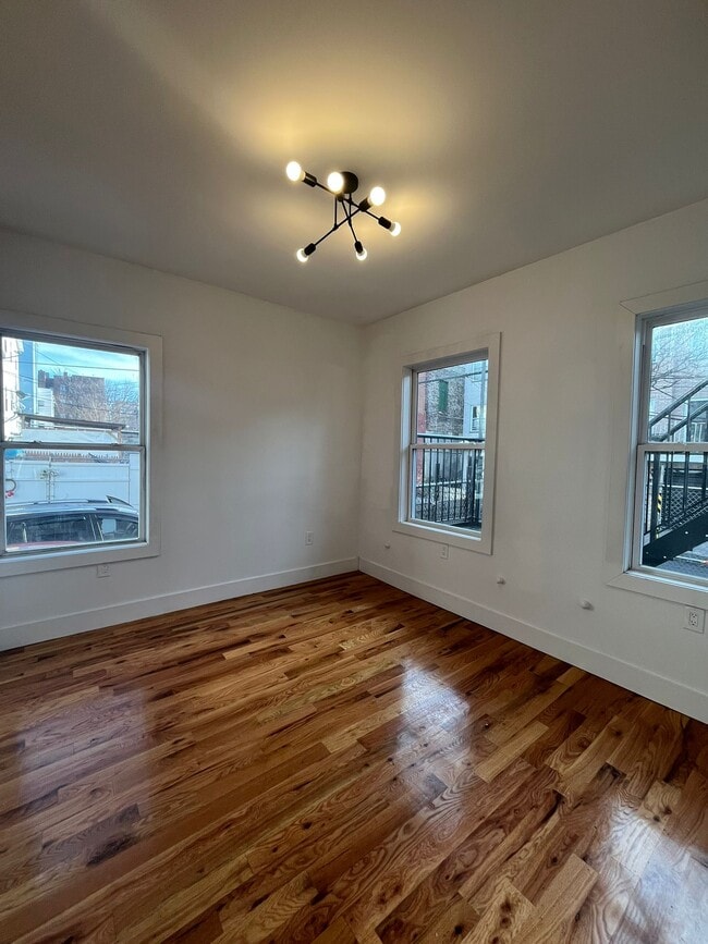 237 Clinton Ave, Unit 1L in Jersey City, NJ - Building Photo - Building Photo