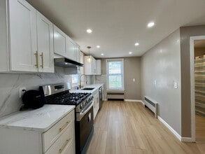 74 Botolph St, Unit 1 in Quincy, MA - Foto de edificio - Building Photo