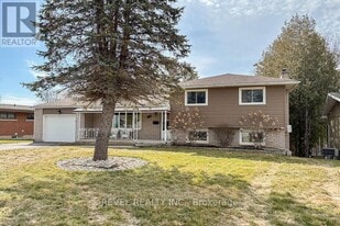 104 Hillside Ave in Norfolk, ON - Building Photo