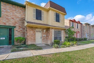 1057 Willow Oaks Cir in Pasadena, TX - Building Photo