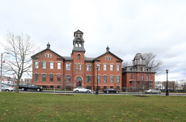 Chestnut Park Apartments in Holyoke, MA - Building Photo - Building Photo