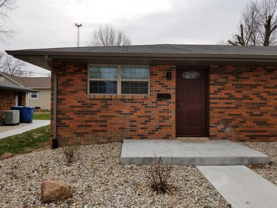 203 E High St, Unit A in Troy, IL - Foto de edificio