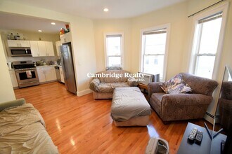 9 Winter Hill Rd, Unit 1 in Medford, MA - Foto de edificio - Building Photo