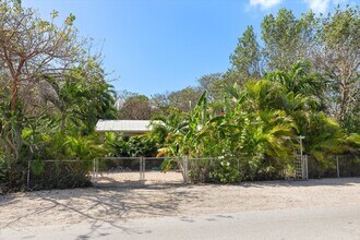 29284 Coconut Palm Dr in Big Pine Key, FL - Building Photo - Building Photo