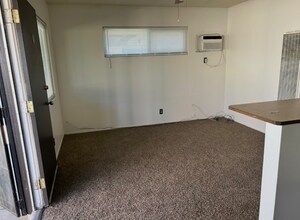 44116 Division St in Lancaster, CA - Foto de edificio - Building Photo