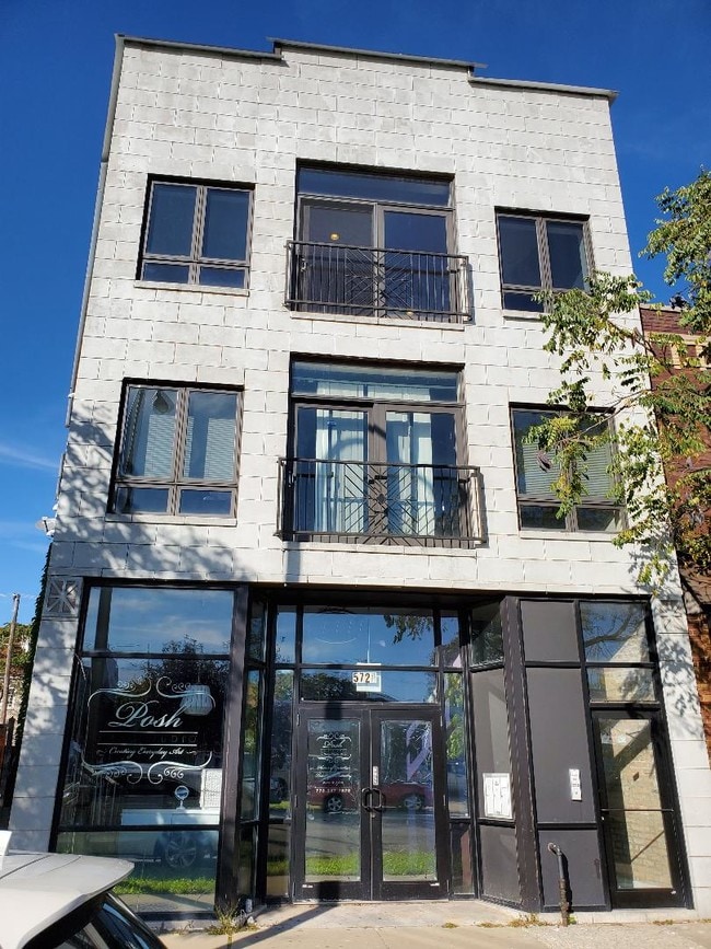 5720 W Grand Ave, Unit 1 in Chicago, IL - Foto de edificio - Building Photo