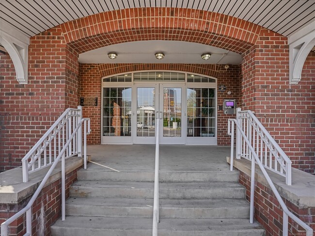 35 W Broad St in Stamford, CT - Building Photo - Building Photo