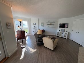 219 E Grand Ave, Unit 3C in Old Orchard Beach, ME - Foto de edificio - Building Photo