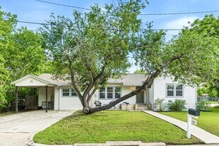 1104 W 7th St in Taylor, TX - Building Photo