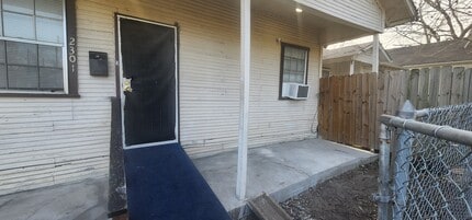 2301 Burkett St in Houston, TX - Foto de edificio - Building Photo