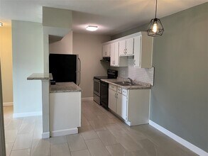 2750 Holly Hall St, Unit 613 in Houston, TX - Building Photo - Building Photo