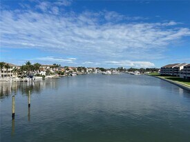 2775 Kipps Colony Dr S in Gulfport, FL - Building Photo