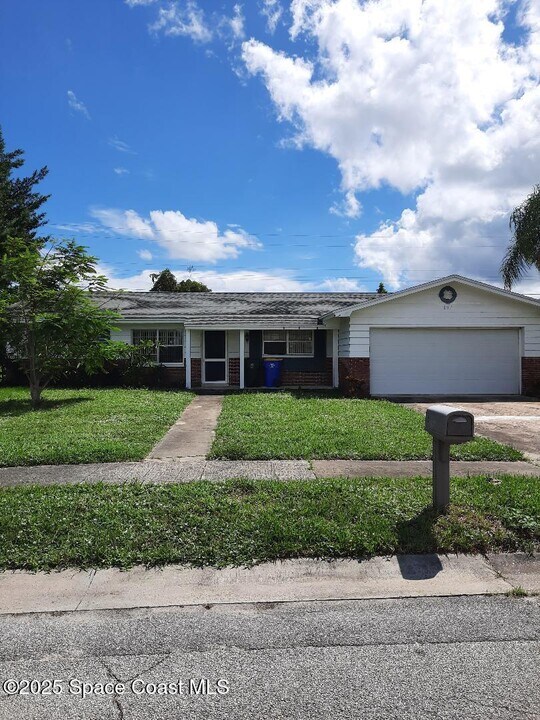897 Jefferson Rd in Rockledge, FL - Building Photo