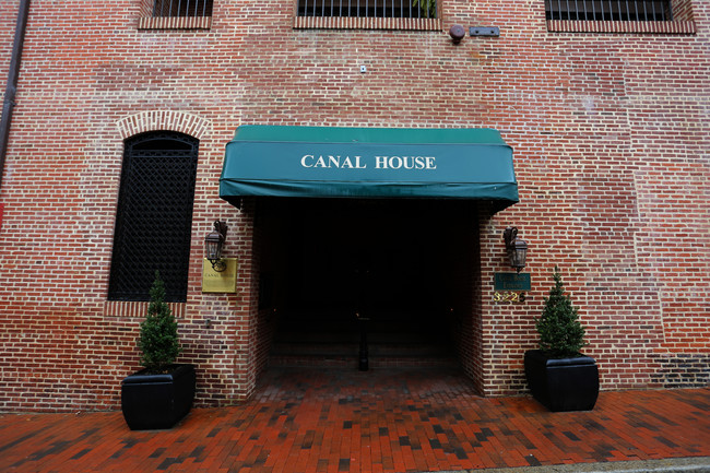 Canal House in Washington, DC - Foto de edificio - Building Photo