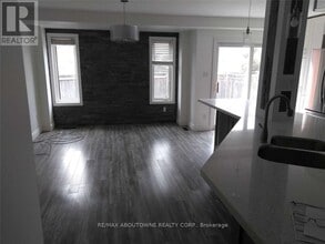 2502 Postmaster Dr in Oakville, ON - Building Photo - Building Photo