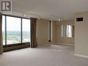 2045-2045 Lake Shore Blvd W in Toronto, ON - Building Photo - Building Photo